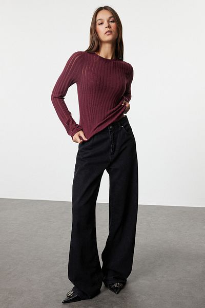 Trendyol Collection Weinrote Strickbluse mit Rundhalsausschnitt - Normale Passform, transparentes Design TWOAW24BZ00094