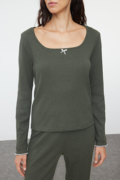 Kolekcia Trendyol Šnúrová khaki detská pyžamová súprava - overlock a detail stuhy, Thmaw25pt00016