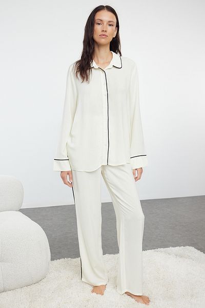 Trendyol Collection Ecru Paspelierung Detailliertes Viskose gewebtes Pyjama-Set THMAW25PT00009