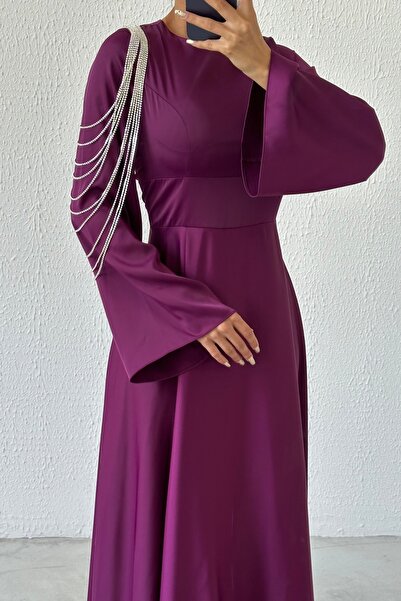 LEYUZE BUTİK فستان سهرة من الساتان بتصميم سلسلة لامعة: فستان بكم منفوخ وحزام ...