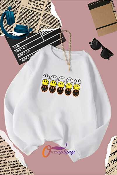 oneagılyazı سويت شيرت برقبة دائرية وطبعة ابتسامة