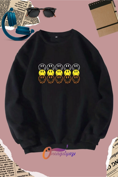 oneagılyazı سويت شيرت برقبة دائرية وطبعة ابتسامة