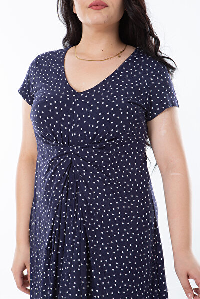 Şans Синя сукня з V-подібним коміром і збірками - з візерунком у вигляді крапок, великий розмір 65N38210