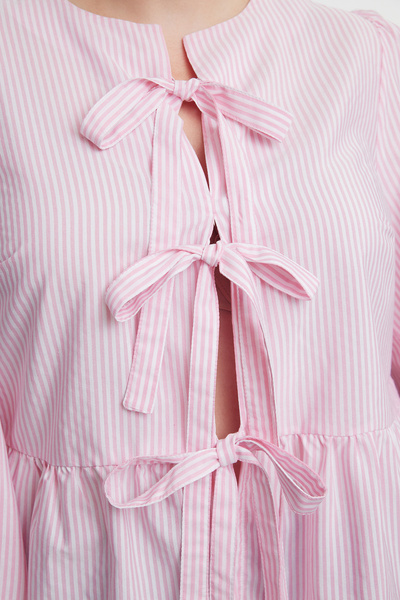 Trendyol Curve Růžová pruhovaná košile větší velikosti – motýlek, dlouhý rukáv TBBAW25AX00003