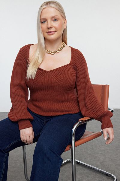 Trendyol Curve Svetr z úpletu se šňůrou – hnědý, srdcový límec TBBAW25AN00017