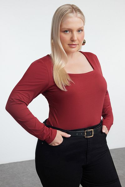 Trendyol Curve Bordeauxroter Premium-Strickbody in Übergröße – Eckiger Kragen TBBAW25CS00000