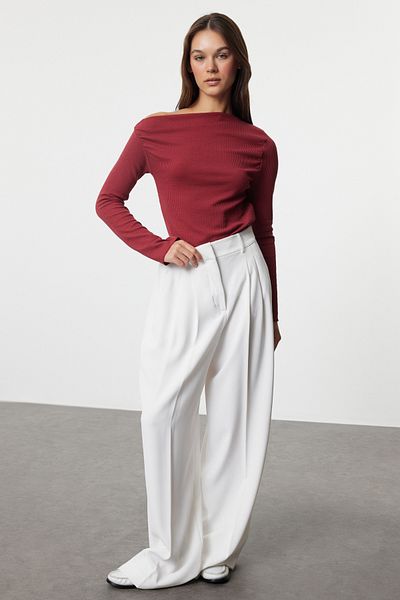 Trendyol Collection Flexible, burgunderfarbene, drapierte Strickbluse – U-Boot-Ausschnitt, asymmetrisch TWOAW24BZ00393