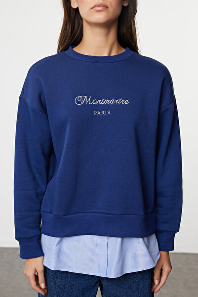 Trendyol Collection Námořnická modrá mikina pohodlného střihu s potiskem a popelínem detailně pletená mikina - TWOAW25SW00027