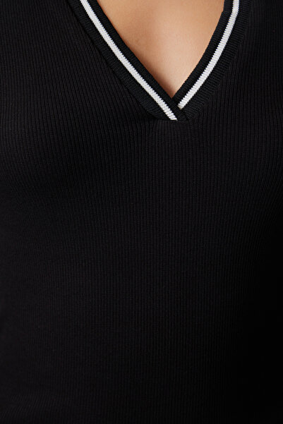 Trendyol Collection Μαύρη πλεκτή μπλούζα με ελαστικό κορδόνι - Λεπτομέρεια γιακά με πλεκτό, εφαρμοστό TWOAW25BZ00121