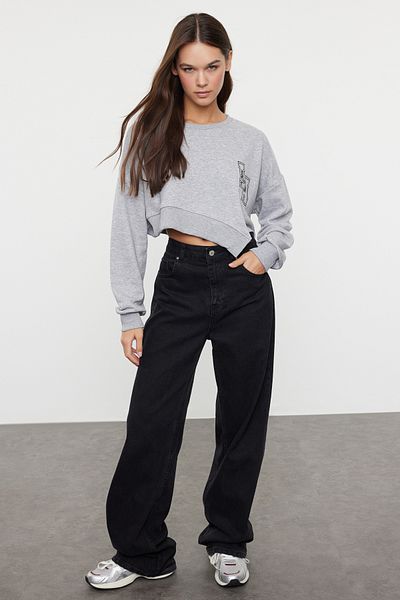 Trendyol Collection Asymetrická šedá mikina Melange Crop – silná pletená, široký střih TWOAW25SW00018