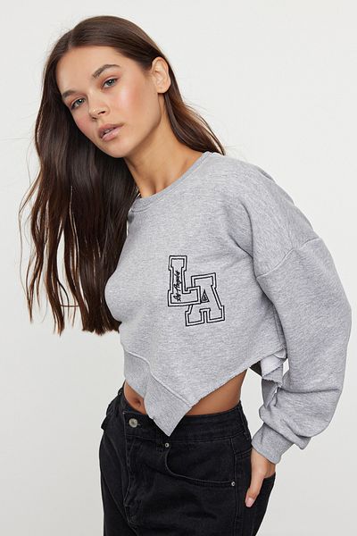 Trendyol Collection Asymetrická šedá mikina Melange Crop – silná pletená, široký střih TWOAW25SW00018