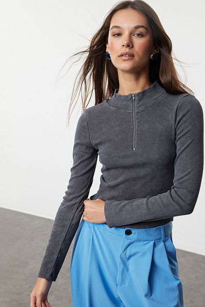 Trendyol Collection Πλεκτή μπλούζα με ραβδώσεις από ανθρακί - λαιμόκοψη με φερμουάρ, ξεθωριασμένο εφέ, εφαρμογή στο σώμα TWOAW25BZ00162