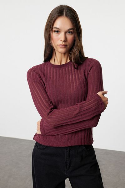 Trendyol Collection Weinrote Strickbluse mit Rundhalsausschnitt - Normale Passform, transparentes Design TWOAW24BZ00094