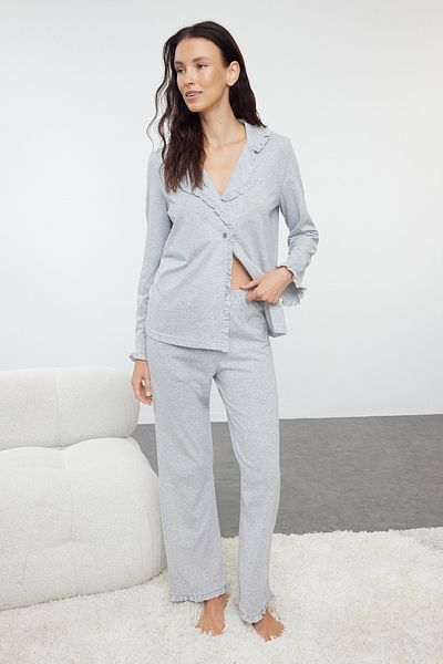 Trendyol Collection Šedá pletená pyžamová souprava – melanž, volán podrobně Thmaw25pt00064
