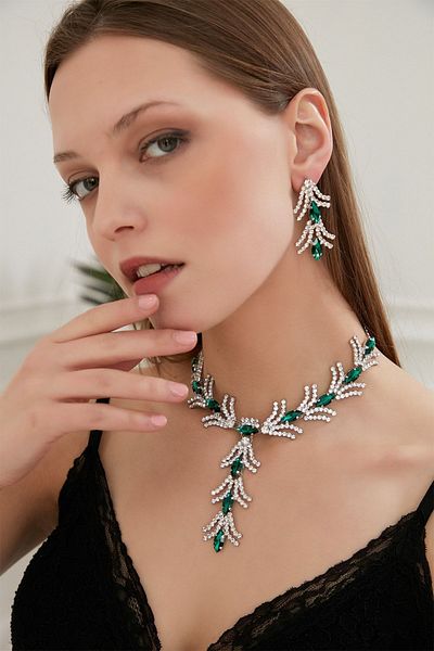 Furtek Aksesuar Women's Fiona Crystal Emerald Stone Waterway Necklace Earring Set Model Silver Evening Dress Wedding Jewelry Set