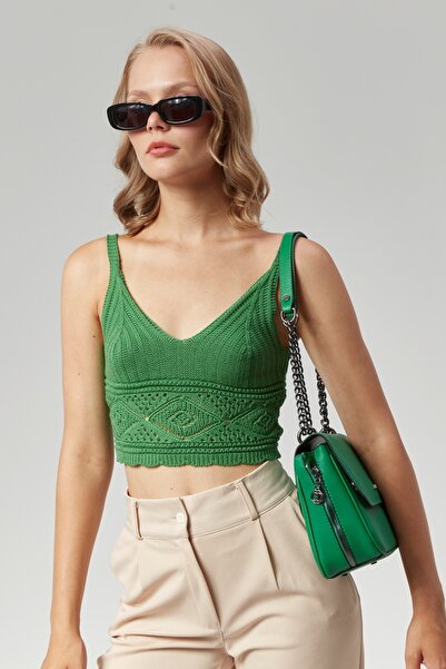 Queen Elizabeth Women's Three-Compartment Chain Strap Gusseted Shoulder Bag