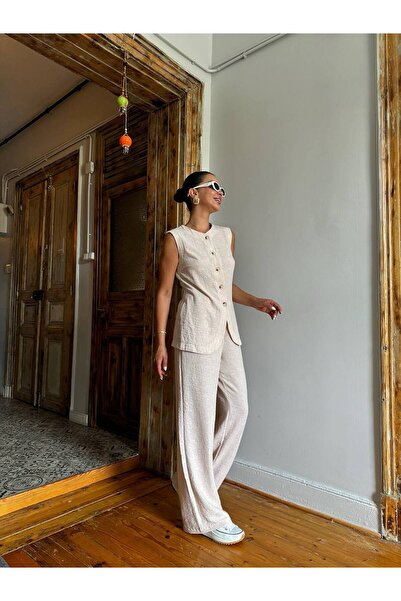 By Özge Özvatan طقم سترة وبنطلون كتان بيج