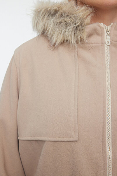 Trendyol Curve Γούνινο παλτό με κουκούλα βιζόν - κανονική εφαρμογή TBBAW25DD00004