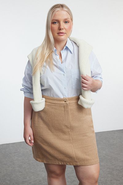 Trendyol Curve Béžová minisukně nadměrné velikosti – knoflík a zip, silná Tbbaw25az00003