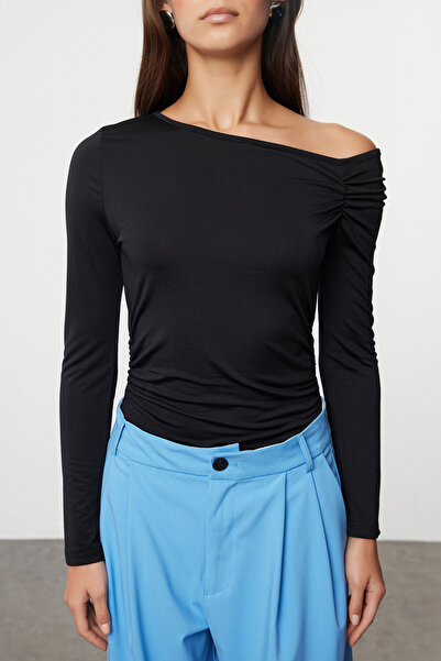 Trendyol Collection Asymetrický límec černé Stretch Knitted Body - TWOAW25BD00009