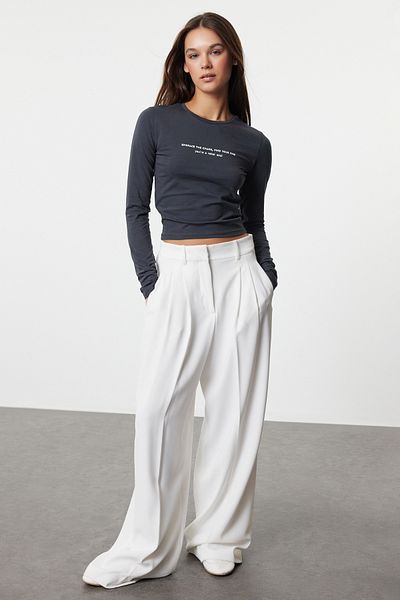 Trendyol Collection Flexibilní antracitová ořezová halenka - Slogan Print, vypasovaná Twoaw25Bz00148