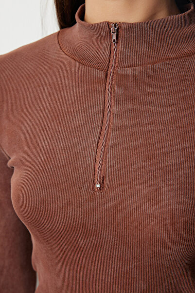 Trendyol Collection Ελαστική πλεκτή μπλούζα με ραβδώσεις - Καφέ, λαιμόκοψη με φερμουάρ, εφαρμογή TWOAW25BZ00162