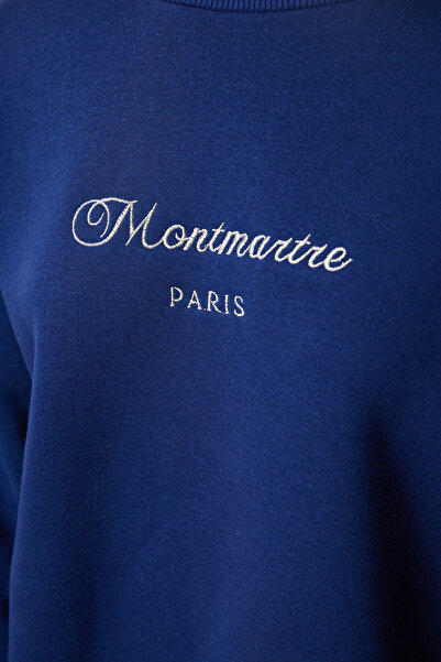 Trendyol Collection Námořnická modrá mikina pohodlného střihu s potiskem a popelínem detailně pletená mikina - TWOAW25SW00027