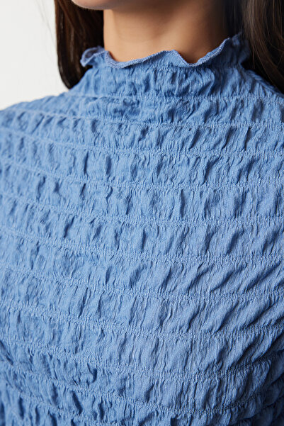 Trendyol Collection Bluză cu guler vertical cu fermoar cu textura indigo - Se potrivește pe corp, TWOAW25BZ00104