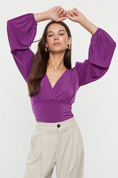 Trendyol Collection Dehnbarer Stoff - Drapiertes Detail, Pflaumenfarbene zweireihige Bluse, Langarm TWOAW25BZ00021