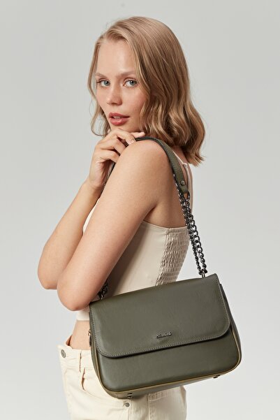 Queen Elizabeth Women's Three-Compartment Chain Strap Gusseted Shoulder Bag