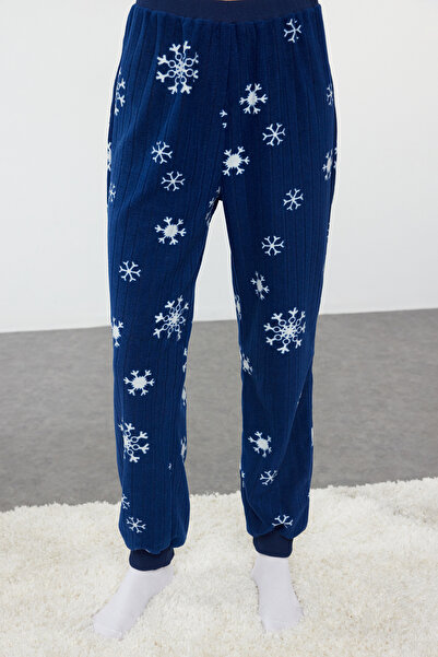 Trendyol Collection Zimní pletené pyžamo Wellsoft - tmavě modrá, zvířecí a zimní vzor Thmaw25Pt00053