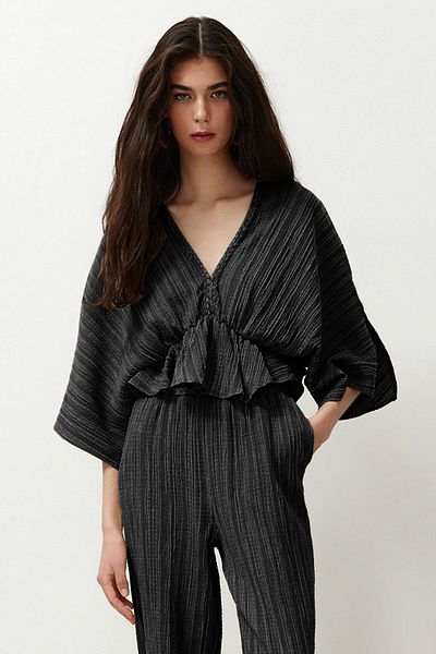 Trendyol Collection Schwarze gewebte Bluse mit Volants - TWOSS24BZ00480