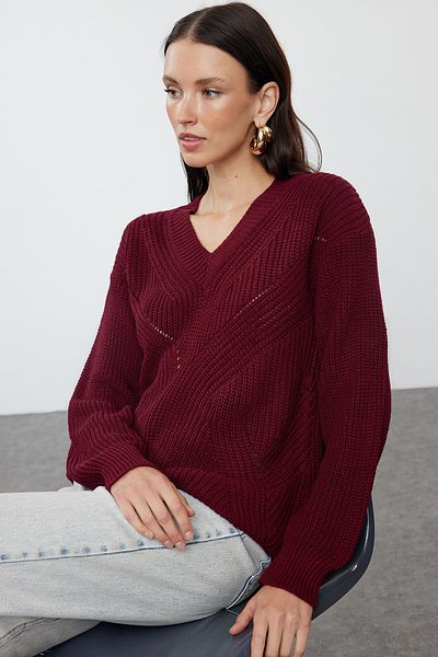 Trendyol Collection Weinroter Strickpullover mit V-Ausschnitt - Durchbrochen/Loch TWOAW21KZ0690