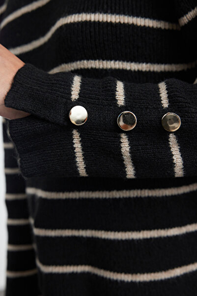 Trendyol Collection Základní pruhovaný černý pletený svetr - měkká textura Twoaw25Kz00235