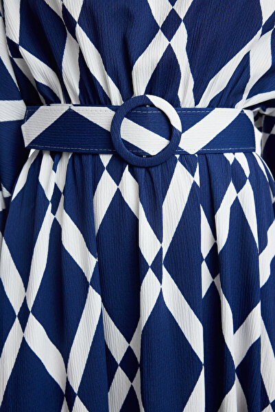 Trendyol Modest Gyűrött, sötétkék mintás ruha - TCTSS24EB00233 övvel