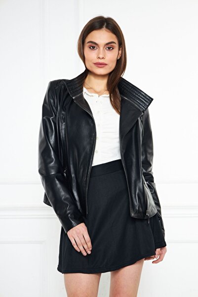 gorgitino Dámská bunda z pravé kůže Model s kapucí Model s detaily odnímatelné kapuce Model s výrazným límcem Estra