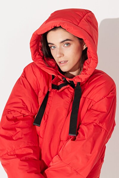 Lee Regular Fit Normal Kesim Kapüşonlu Dik Yaka Kadın Crop Kırmızı Şişme Mont