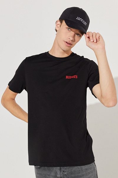 Riders by Lee Schwarzes T-Shirt mit normaler Passform und Rundhalsausschnitt aus 100 % Baumwolle