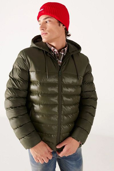 WRANGLER Khakifarbene, gesteppte Pufferjacke – normale Passform, Kapuze