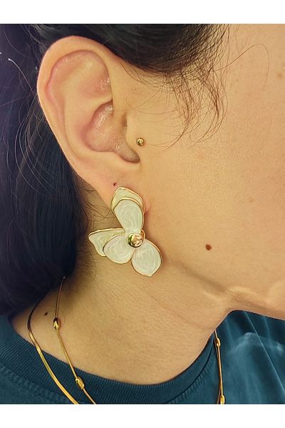 İLKYAZ Pearlescent Flower Earrings - Accessory