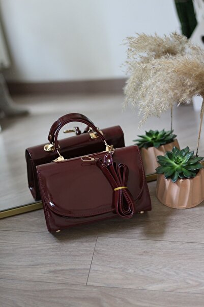 Moom Bag Dámská klaretová červená lakovaná kožená taška přes rameno s oválným potahem