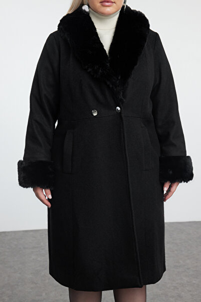 Trendyol Curve Μαύρο παλτό από μαλλί με στάμπα με γούνινο γιακά και λεπτομέρεια στο μανίκι - TBBAW25DD00009