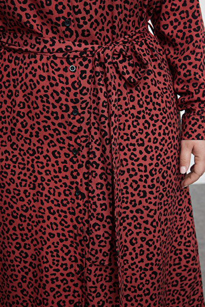 Trendyol Curve Košilové midi šaty větší velikosti - Dlaždicový leopardí/zvířecí potisk, zapínání na knoflíky a pásek Tbbaw25ah00046