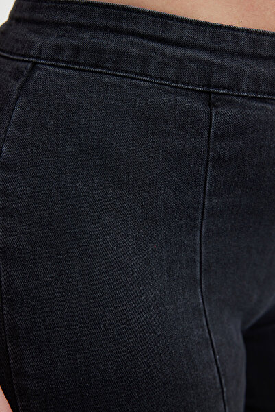 Trendyol Curve Nagy méretű antracit farmer - spanyol láb, varrásrészlet Tbbaw25cj00005