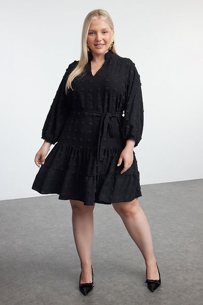 Trendyol Curve Minikleid mit V-Ausschnitt und Pompom-Gürtel - Schwarz Übergröße Tbbaw25ah00053