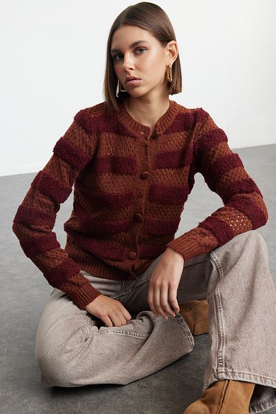 Trendyol Collection Burgunderfarbener Blockstrick-Cardigan – Jackenoptik TWOAW25HI00244
