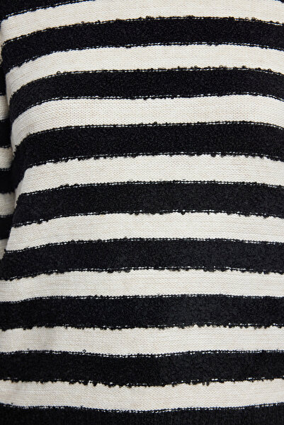 Trendyol Collection Černý pletený svetr s měkkým texturovaným výstřihem - Twoaw25Kz00238