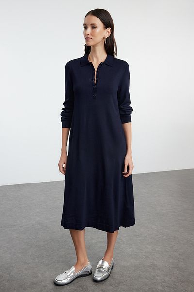 Trendyol Collection Póló nyakú sötétkék midi kötöttáru ruha - TWOAW25EL00010