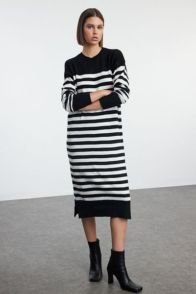 Trendyol Collection Černé pruhované maxi úpletové šaty s měkkou texturou - Twoaw25El00080