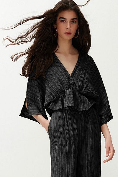 Trendyol Collection Schwarze gewebte Bluse mit Volants - TWOSS24BZ00480